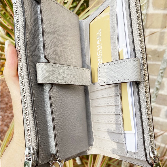 Gaby’sBags💕NWT Michael Kors Wristlet - Picture 8 of 8